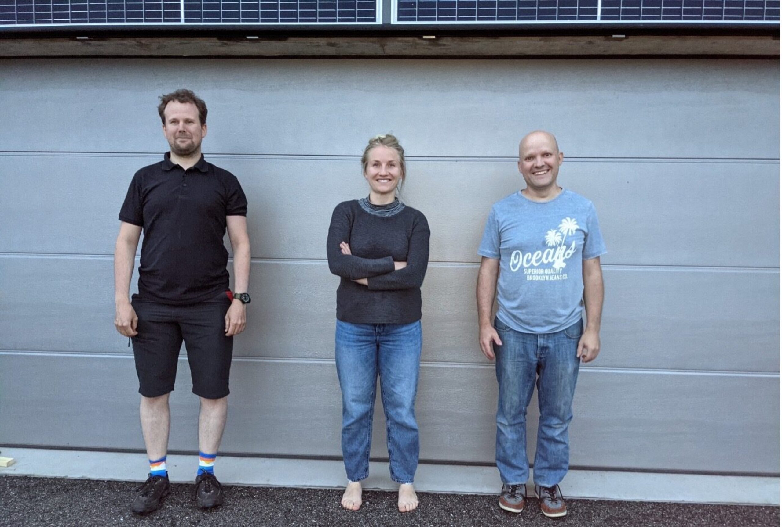 Die AG Klima/Energie/Bau der GRÜNEN Kanton Solothurn vor selbst montierten Solaran-lagen (v.l.n.r. : Martin Schweizer, Marlene Fischer, Martin Blapp. Nicht im Bild: Christian Jaberg, Gian Baumann).